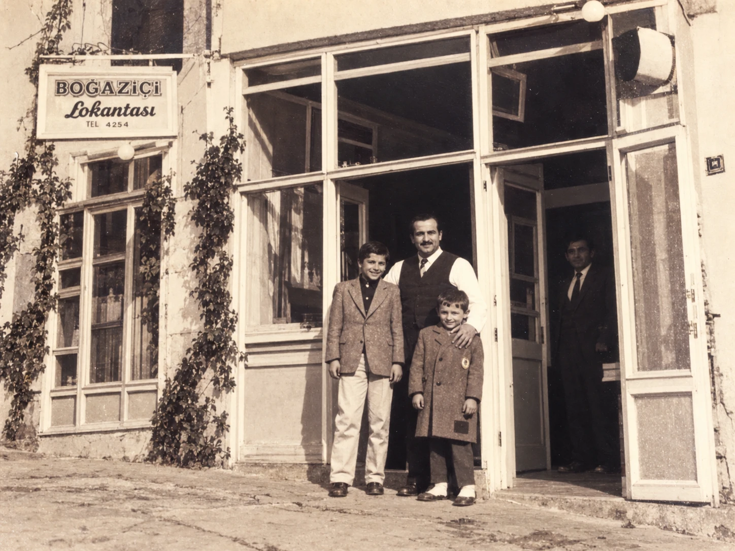 Denizciler Caddesi’ndeki eski dükkân ve kapısındaki aile fotoğrafı